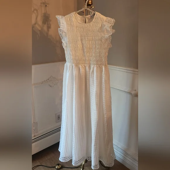 White - Picture 3 of 7